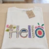 tricou-alb-din-bumbac-cu-imprimeu-in-relief-hello
