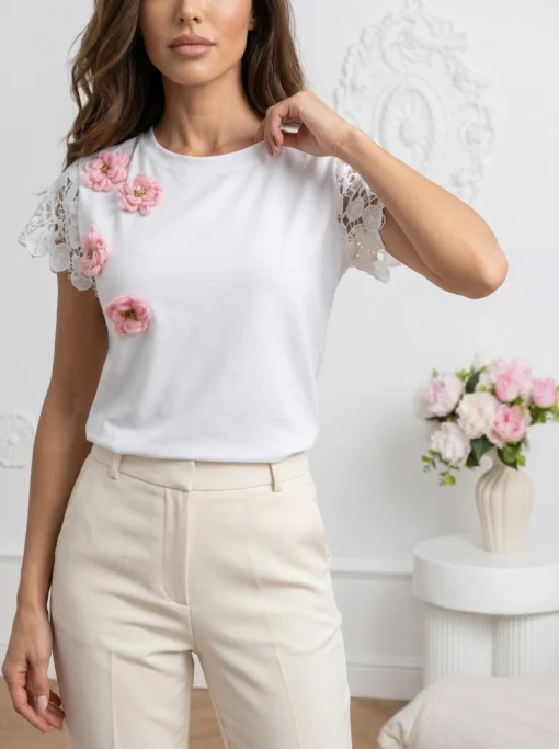 tricou-alb-elegant-cu-flori-aplicate-si-maneci-din-dantela