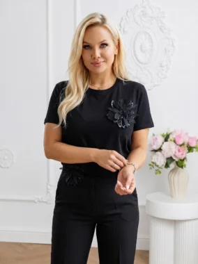Tricou cu aplicatii florale 3D elegante