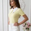 tricou-cu-guler-supradimensionat-si-brosa-aurie