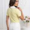 tricou-cu-guler-supradimensionat-si-brosa-aurie