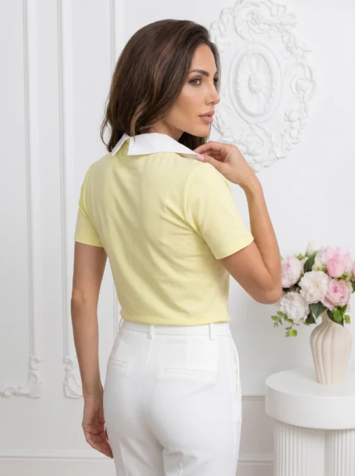 tricou-cu-guler-supradimensionat-si-brosa-aurie