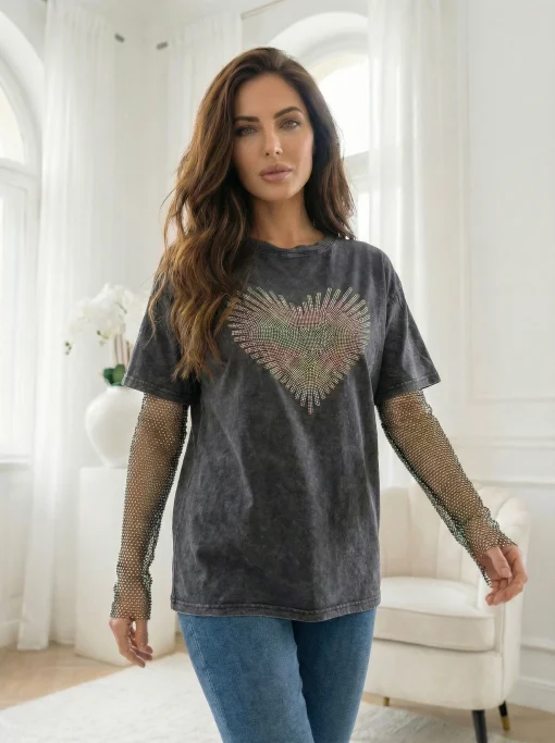 tricou-gri-cu-aplicatii-in-forma-de-inima-si-maneci-din-plasa-cu-cristale