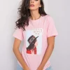 tricou-roz-cu-imprimeu-portret-si-aplicatii