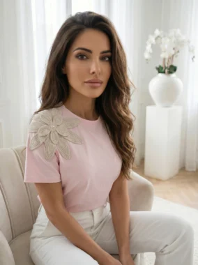 Tricou roz din bumbac cu floare crosetata