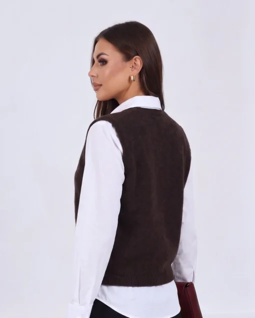 vesta-eleganta-din-tricot-cu-decolteu-in-v-si-nasturi-aurii