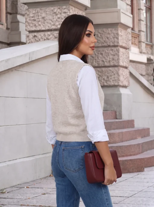 vesta-eleganta-din-tricot-cu-decolteu-in-v-si-nasturi-aurii