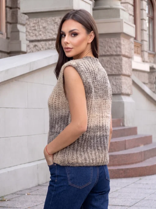 vesta-eleganta-din-tricot-pufos-cu-nasturi-metalici